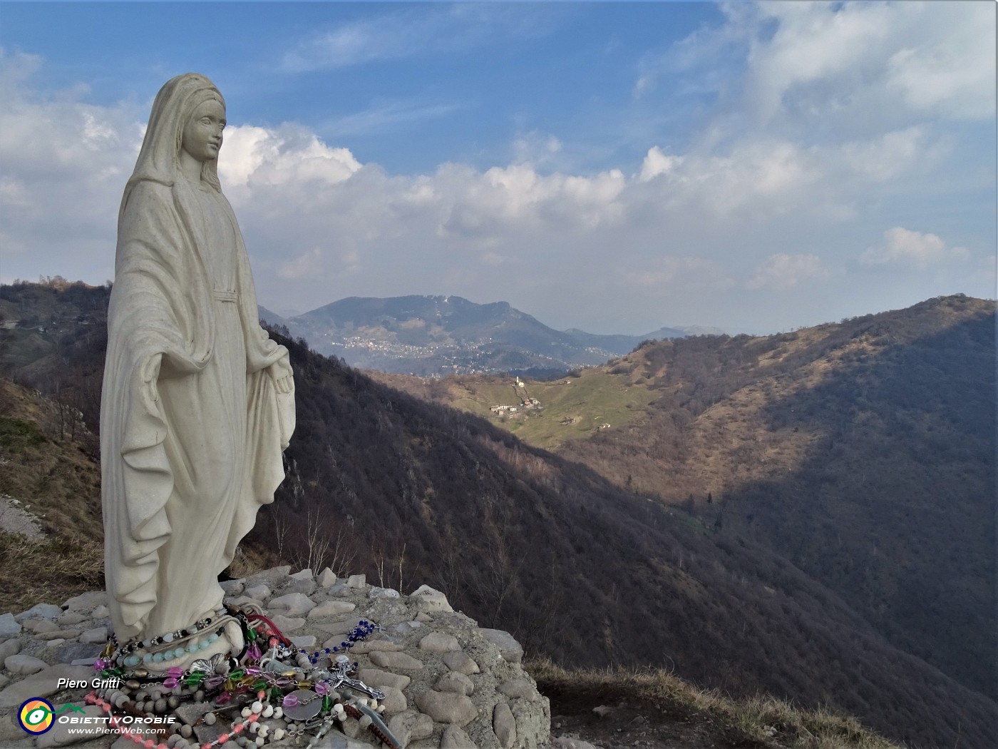 63 Alla bella Madonnina del Costone (1195 m) con vista verso Salmezza.JPG